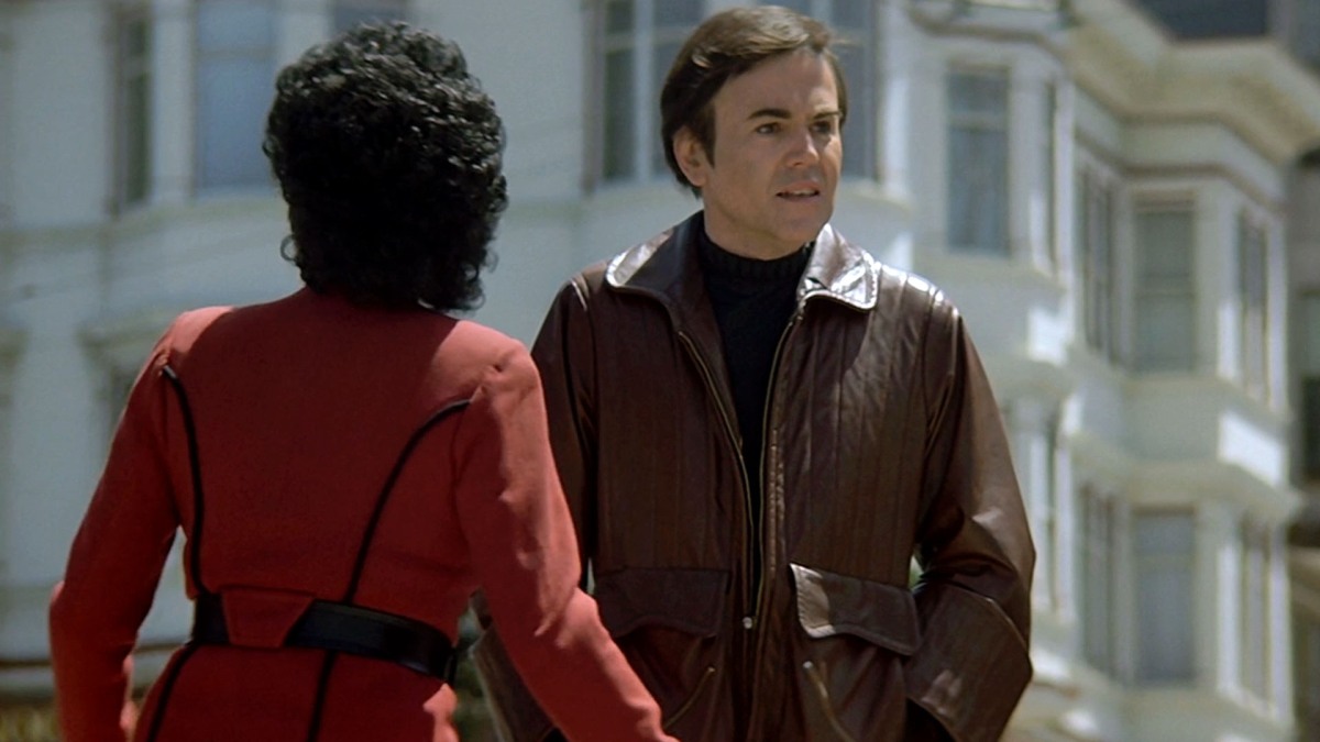 Star Trek IV: The Voyage Home a écrasé les icônes des années 1960 dans l'Amérique des années 1980, les idéaux de la contre-culture et l'utopisme contre le mercantilisme, yuppies yippies