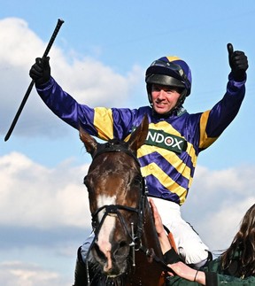 Le jockey Derek Fox célèbre après avoir conduit Corach Rambler à la victoire dans le Grand National Steeple Chase le dernier jour de la réunion de courses de chevaux du Grand National Festival à l'hippodrome d'Aintree à Liverpool, en Angleterre, le samedi 15 avril 2023.