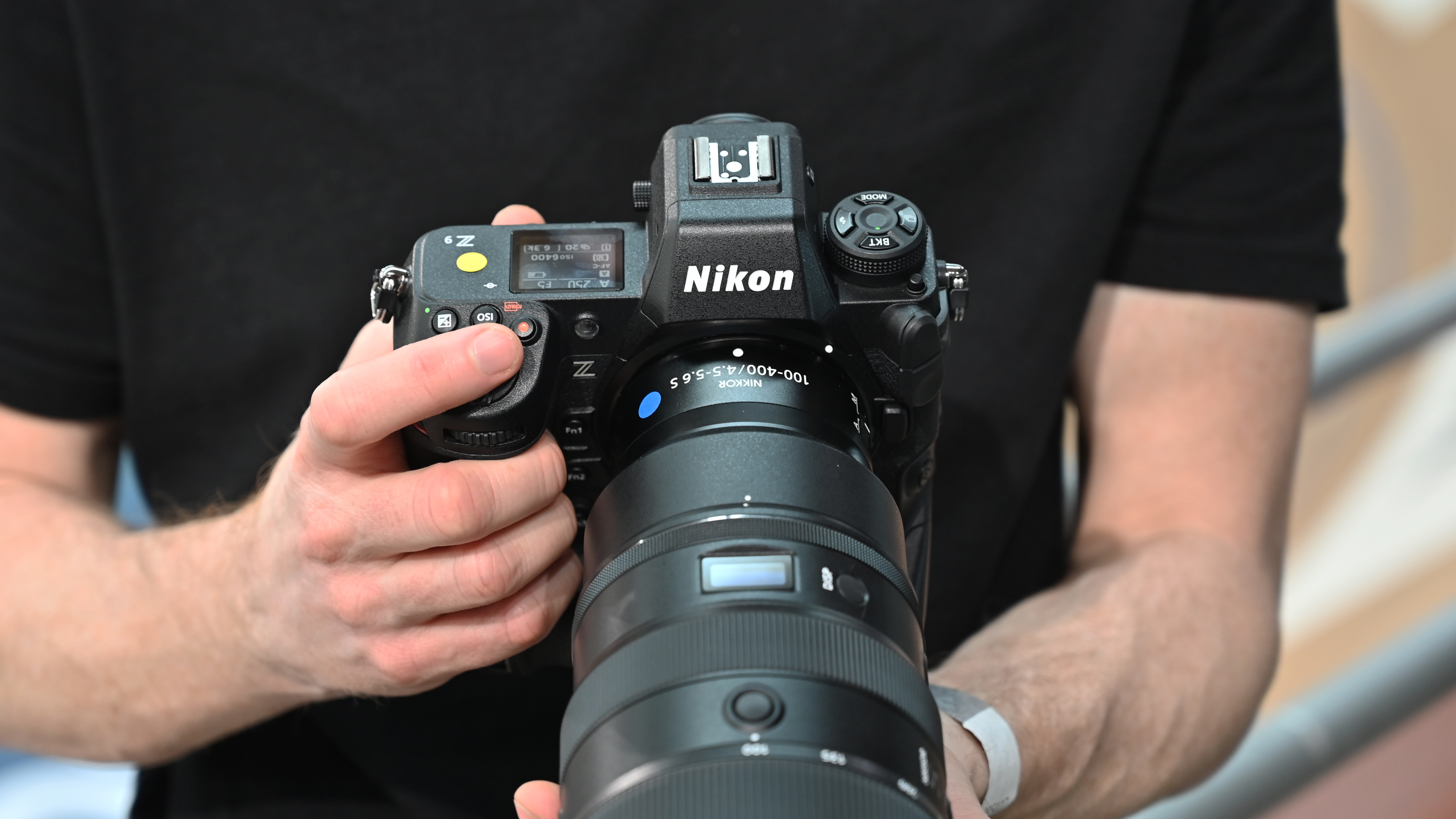 Mains tenant l'appareil photo sans miroir Nikon Z9