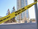 La bande de la scène du crime de la police est restée à Spruce Place SW le dimanche 16 avril 2023 après que deux décès se sont produits en public dans cette zone samedi soir.  L'équipe d'assistance aux victimes du service de police de Calgary a été déployée dans la région dimanche après-midi pour aider les personnes qui ont été témoins des décès.