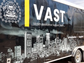 Le véhicule de l'équipe d'aide aux victimes du service de police de Calgary a été photographié au quartier général de la police de Calgary le lundi 17 avril 2023.