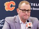 Le directeur général des Flames de Calgary, Brad Treliving, s'adresse aux médias au Scotiabank Saddledome de Calgary le lundi 21 mars.