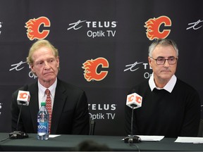 Le président et chef de la direction des Flames de Calgary, John Bean, à droite, et Don Maloney, le nouveau président des opérations et directeur général par intérim des équipes, parlent du départ de Brad Treliving au Scotiabank Saddledome le lundi 17 avril 2023.