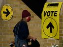 Un électeur entre dans un bureau de vote à Ottawa pour la 44e élection fédérale canadienne le 20 septembre 2021. Derek H. Burney suggère qu'une élection anticipée pourrait s'avérer cathartique pour les Canadiens.