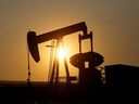 Un vérin de pompe à huile pompe du pétrole dans un champ près de Calgary sur une photo d'archive de 2014. Les hydrocarbures continuent de représenter plus de 80 % de l'énergie mondiale, écrit Derek H. Burney.