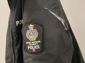 Un officier de la police des transports en commun de Metro Vancouver s'est fait couper la veste avec un couteau lors d'une confrontation avec un suspect dans une agression du SkyTrain le 10 avril, dans le cadre d'une tendance troublante de violence dans les transports en commun dans la région métropolitaine de Vancouver ces dernières semaines.