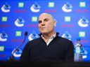 L'entraîneur-chef des Canucks de Vancouver, Rick Tocchet, écoute lors de la conférence de presse de fin de saison de l'équipe de hockey de la LNH, à Vancouver, le lundi 17 avril 2023.