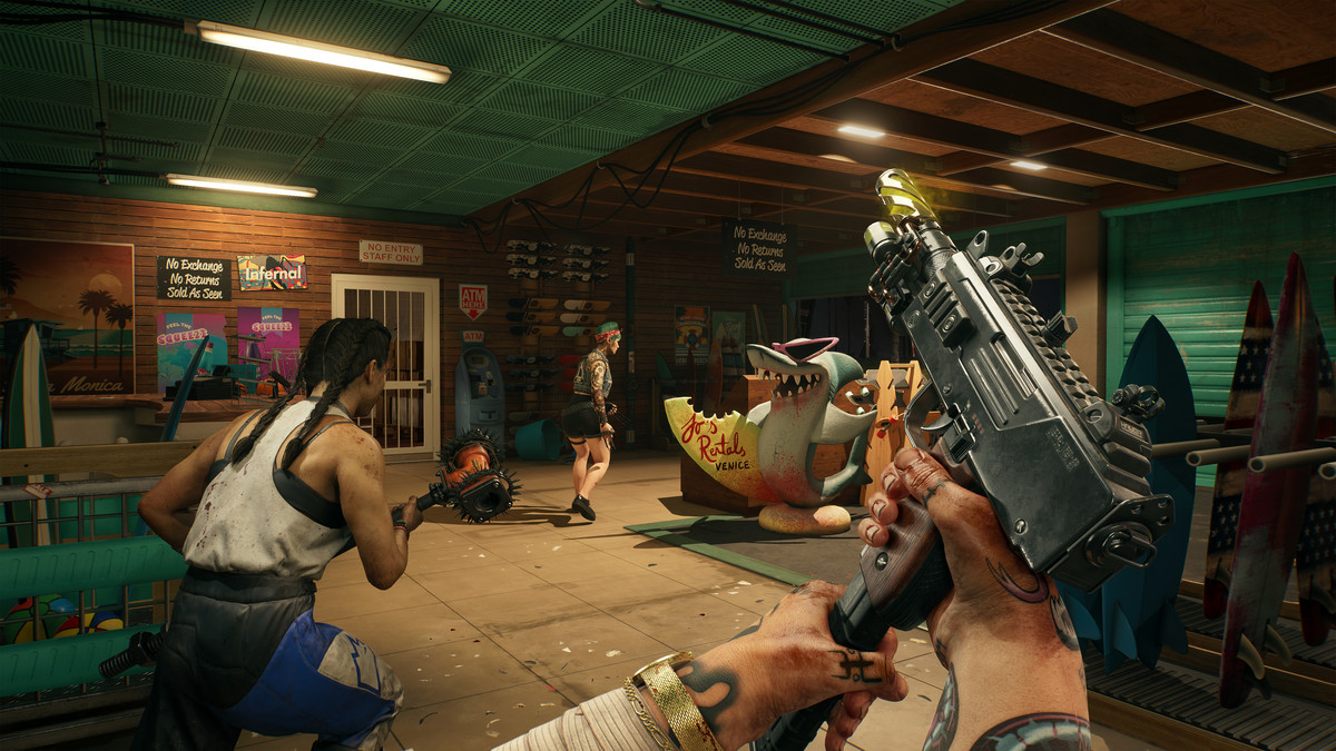 Le protagoniste recharge un uzi dans un magasin de sports de plein air grouillant de zombies dans Dead Island 2