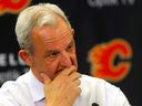 L'entraîneur-chef des Flames de Calgary, Darryl Sutter, s'adresse aux médias après avoir battu les Sharks de San Jose lors d'un match de la LNH au Scotiabank Saddledome de Calgary le 12 avril.
