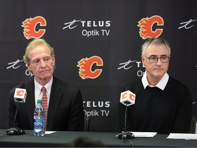 Le président et chef de la direction des Flames de Calgary, John Bean, à droite, et Don Maloney, le nouveau président des opérations et directeur général par intérim de l'équipe, parlent du départ du directeur général Brad Treliving au Scotiabank Saddledome de Calgary le lundi 17 avril 2023.
