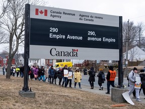 Des travailleurs font un piquet de grève à l'Agence du revenu du Canada à St. John's, T.-N.-L.