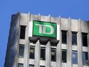 Un logo de la Banque TD sur un immeuble à Toronto.