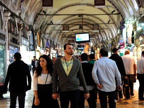 Les gens traversent le Grand Bazar d'Istanbul.  L'un des premiers centres commerciaux de l'histoire est devenu un refuge pour les cambistes modernes.