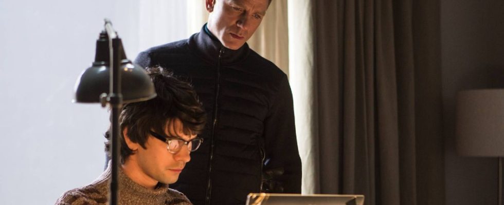 Ben Whishaw and Daniel Craig looking at a laptop together in Spectre.