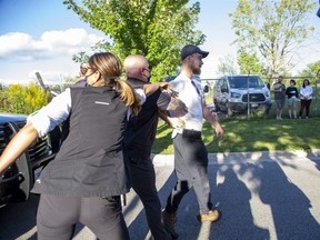 La gendarmerie retire Shane Marshall après que des pierres ont été lancées sur le chef libéral Justin Trudeau lors d'un arrêt de campagne le 6 septembre 2021 à Londres.  (Derek Ruttan/The London Free Press)