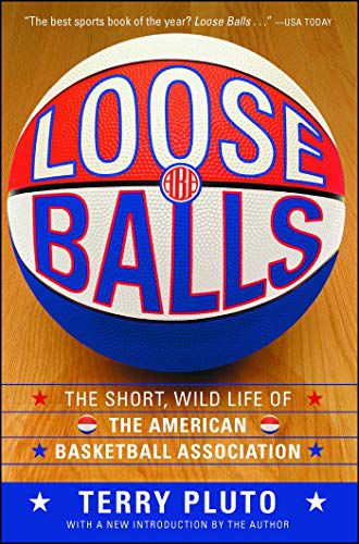 couverture de Loose Balls: The Short, Wild Life of the American Basketball Association par Terry Pluto;  photo d'un ballon de basket rouge, blanc et bleu avec le titre peint dessus