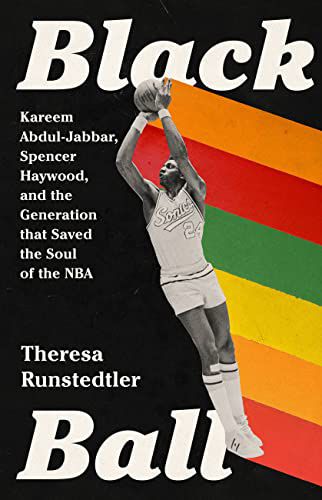 couverture de Black Ball : Kareem Abdul-Jabbar, Spencer Haywood et la génération qui a sauvé l'âme de la NBA ;  photo en noir et blanc de Haywood sautant dans son uniforme Sonics