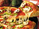 Une tranche de pizza de Pizza Pizza Ltd.