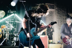 Dave Grohl de Foo Fighters se produit sur scène lors de l'after party de la première du Studio 666 à Los Angeles.