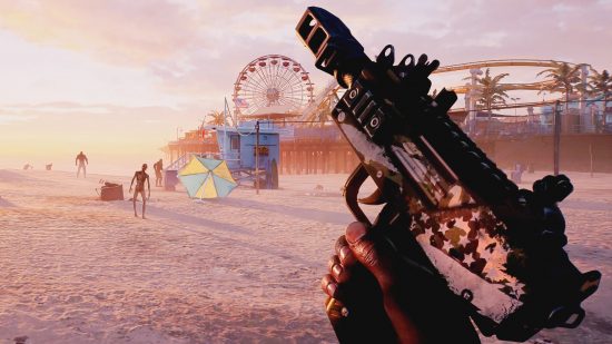 Revue de Dead Island 2 - une arme à feu modifiée est brandie dans le contexte d'une jetée de Santa Monica inondée de soleil du soir.
