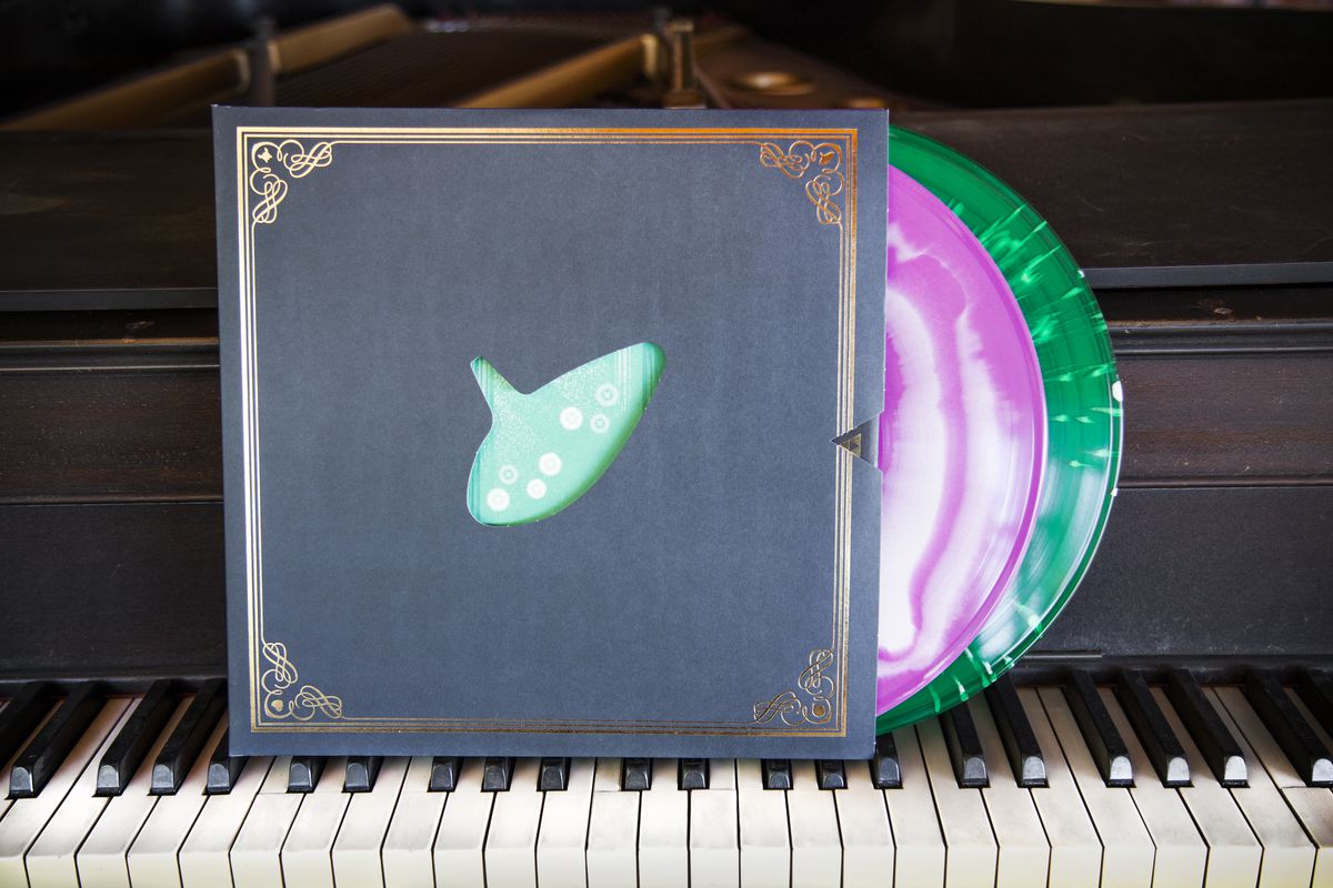Les vinyles Hero of Time de Koji Kondo qui sortent de leur pochette sur les touches du piano