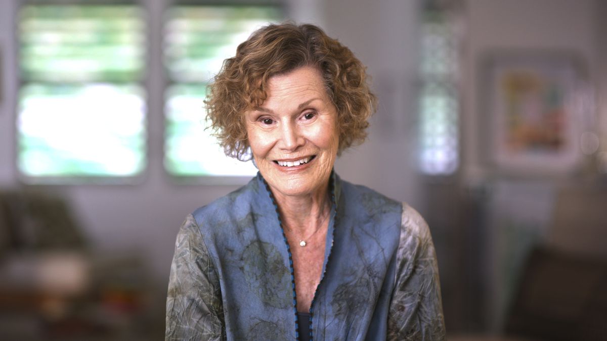 Judy Blume sourit dans une image de Judy Blume Forever.
