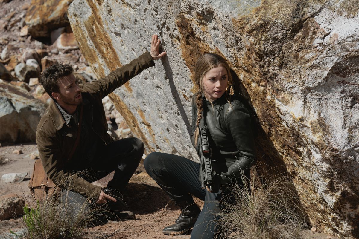 Ana de Armas et Chris Evans s'appuient contre un rocher dans Ghosted.