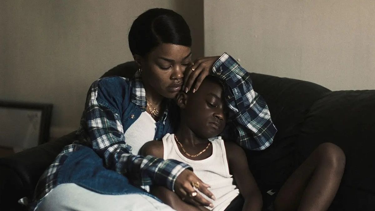 (LR) Inez (Teyana Taylor) embrassant son fils Terry (Aaron Kingsley Adetola) assis sur un canapé dans Mille et un.