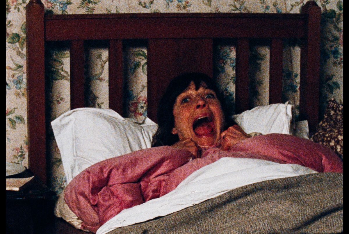 Une femme (Mary Woodvine) hurlant dans son lit dans Enys Men.