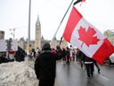 Des manifestants du Freedom Convoy se rassemblent sur la rue Wellington près des édifices du Parlement à Ottawa, le 9 février 2022.
