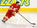 L'attaquant Matt Coronato s'échauffe pour ses débuts avec les Flames de Calgary au Scotiabank Saddledome de Calgary le mercredi 12 avril 2023. 