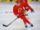 Matt Coronato patine lors de son premier entraînement avec les Flames le mardi 28 mars 2023.