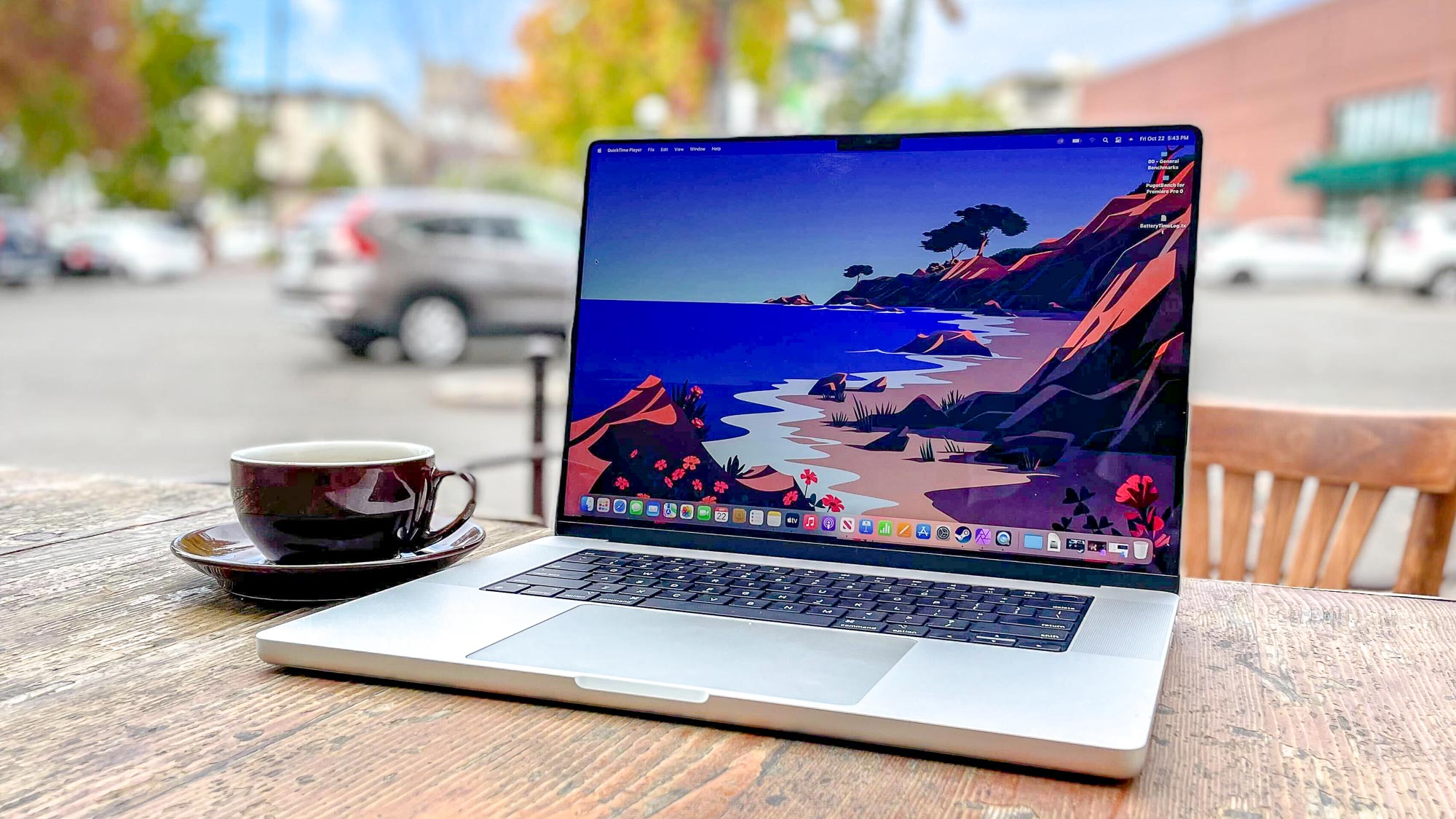 MacBook Pro 16 pouces 2021 assis sur une table de patio