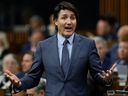 Le premier ministre du Canada Justin Trudeau prend la parole pendant la période des questions à la Chambre des communes sur la Colline du Parlement à Ottawa, Ontario, Canada le 19 avril 2023. REUTERS/Blair Gable