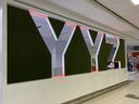 Le panneau YYZ à l'aéroport international Pearson de Toronto le samedi 11 mars 2023.