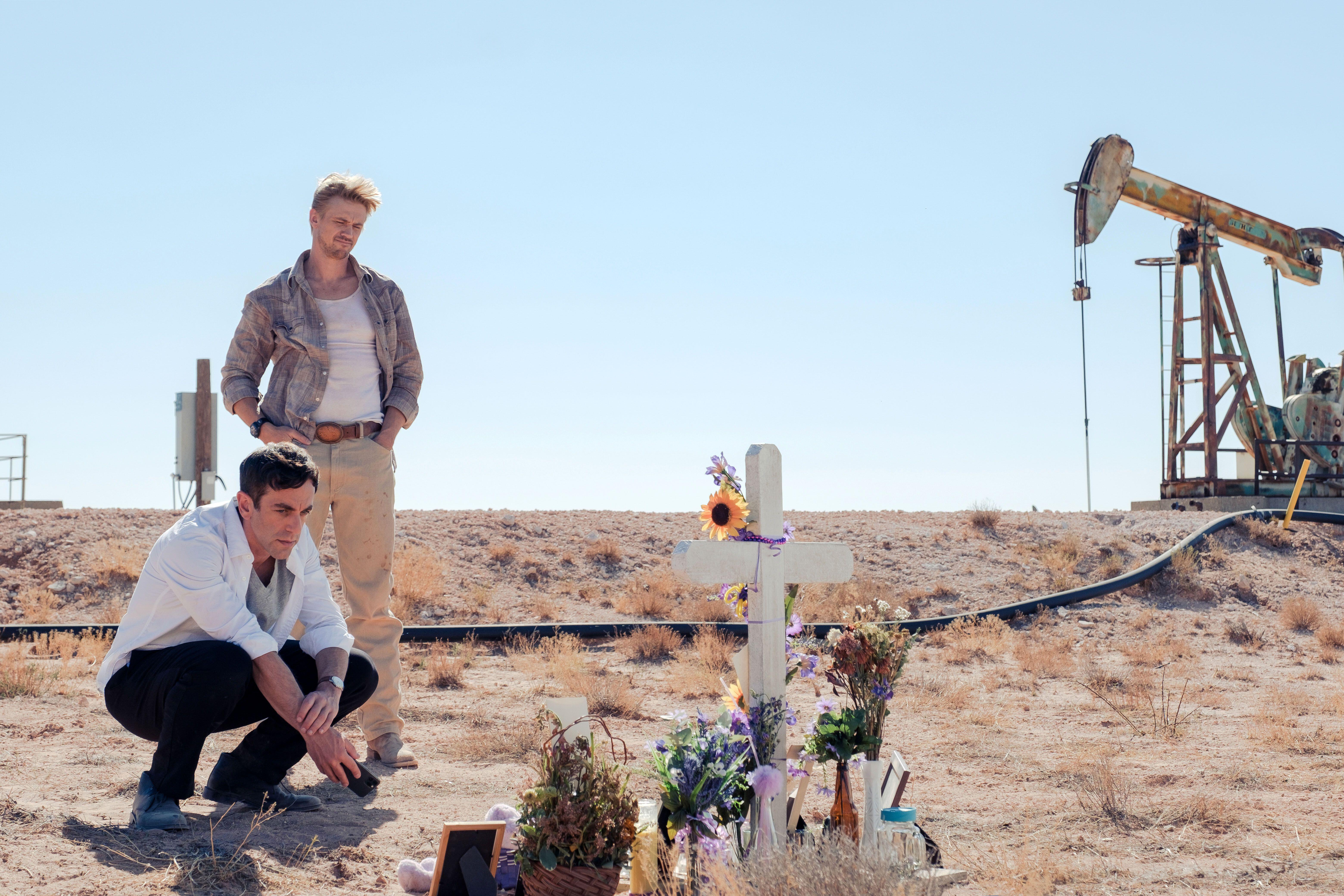 (L à R) BJ NOVAK et BOYD HOLBROOK, sur une tombe dans le désert, dans VENGEANCE