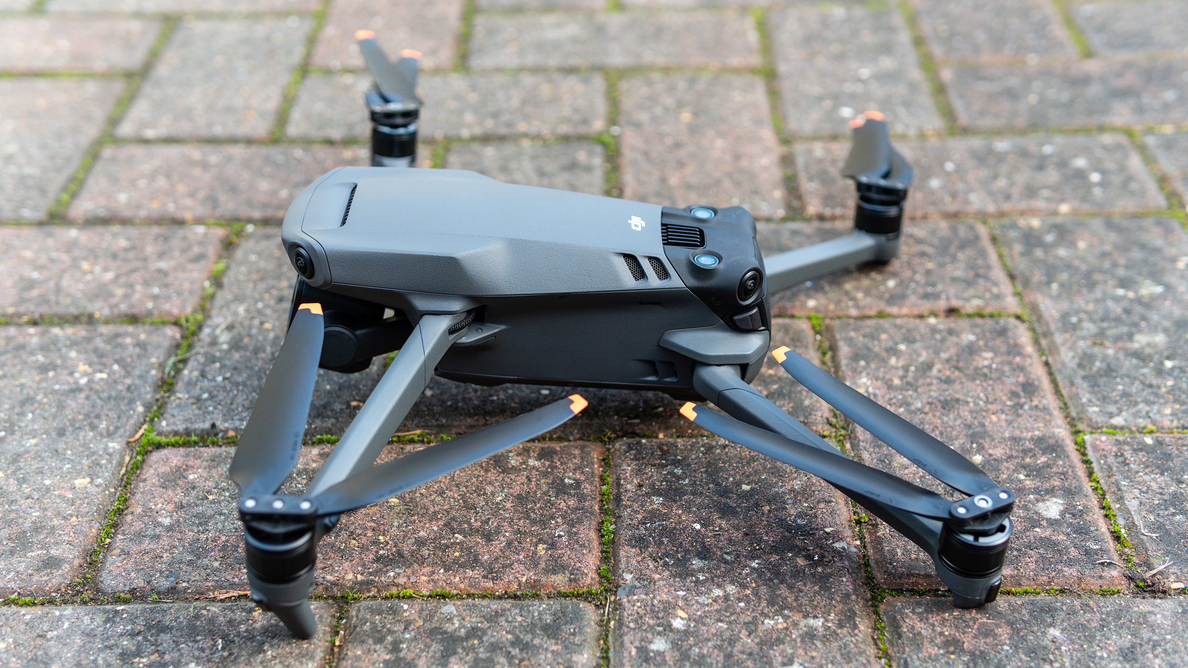 Le drone DJI Mavic 3 posé sur une terrasse