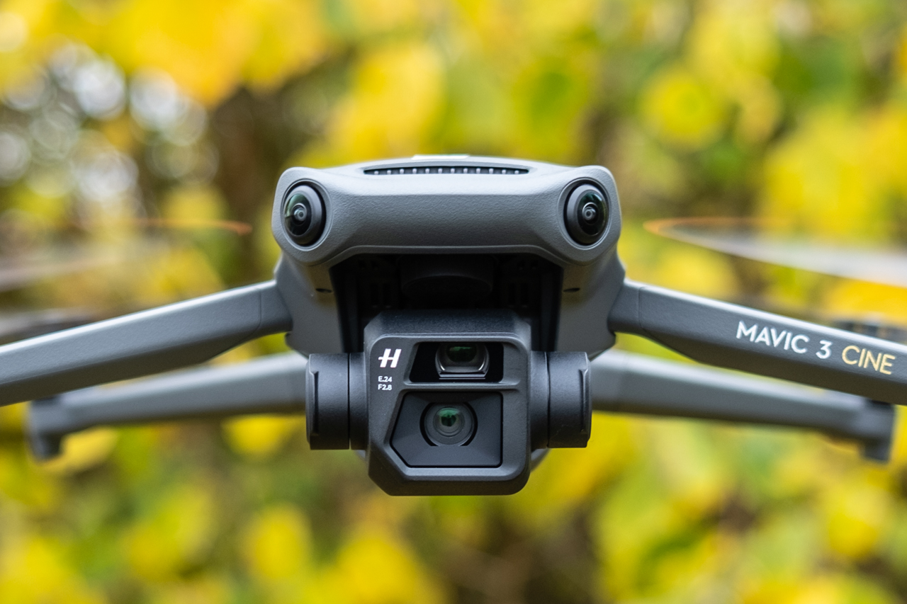 Le drone DJI Mavic 3 en vol devant quelques arbres