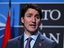 Le premier ministre Justin Trudeau prend la parole lors d'une conférence de presse au sommet de l'OTAN au centre de congrès Ifema à Madrid, le 30 juin 2022.