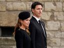 Le premier ministre Justin Trudeau et Sophie Grégoire Trudeau quittent l'abbaye de Westminster après les funérailles de la reine Elizabeth II à Londres, en Angleterre, le 19 septembre 2022.