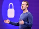 Le fondateur de Facebook, Mark Zuckerberg, qui a passé l'année dernière à promettre un avenir lointain dans un monde numérique appelé le métaverse, était plus concentré sur les problèmes immédiats, comme envoyer aux utilisateurs les vidéos les plus pertinentes au bon moment, et enfin tirer des revenus importants de la messagerie. des produits.