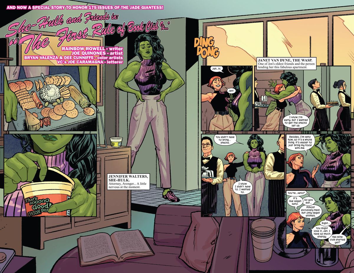 She-Hulk se prépare pour un club de lecture dans son appartement, avec un plateau de fromages et une trempette à l'oignon, avant que Janet Van Dyne ne se précipite avec des traiteurs pour son régime de «veto» dans She-Hulk # 12 (2023). 