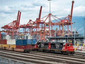 Un train du CN est chargé au port de Vancouver en 2022.