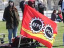Des grévistes de l'AFPC sur la colline du Parlement à Ottawa, le 20 avril 2023. 