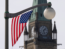 Un drapeau américain flotte devant la Tour de la Paix à Ottawa.