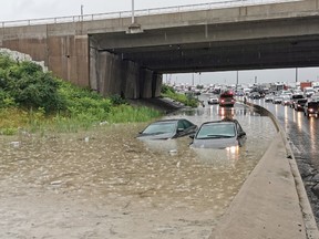 La scène à Islington et Hwy.  401 lors d'une inondation massive qui a frappé Toronto et la RGT en juillet 2019.
