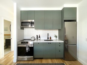 Une cuisine Ikea vert mousse surmontée de comptoirs en quartz est simple et moderne.