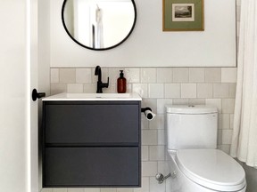 Un mélange de carreaux hexagonaux et carrés offre un intérêt dans la salle de bain.
