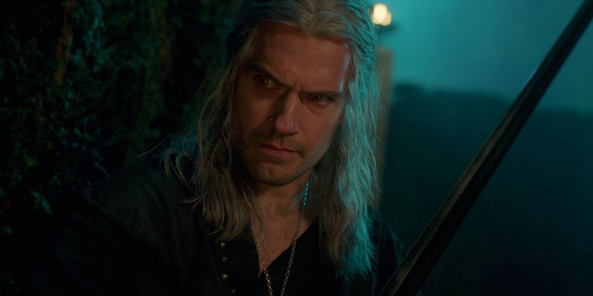 Henry Cavill dans le rôle de Geralt de Riv dans la saison 3 de The Witcher de Netflix, debout dans une ombre sombre 