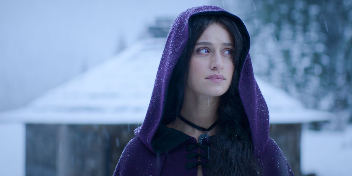 Anya Chalotra dans le rôle de Yennefer dans la saison 3 de The Witcher de Netflix debout dans la neige et portant une cape violette.